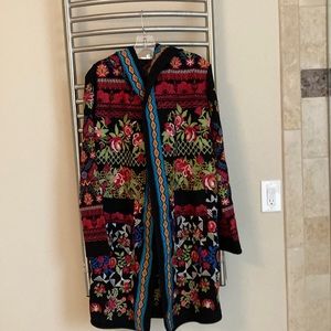 Andre by Unit size S/M embroidered long coat. Front pockets. Beautiful coat